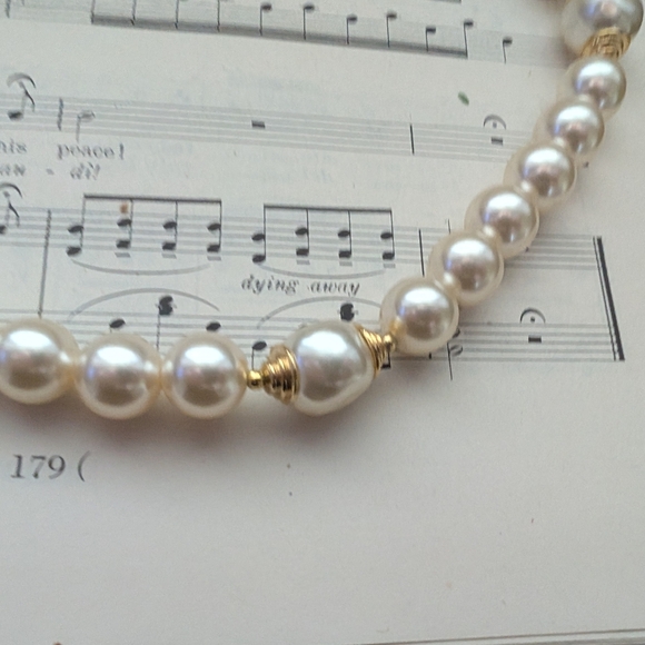 Vintage Faux Pearl Necklace - Picture 4 of 16